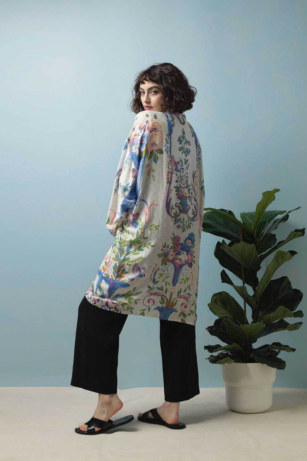 The One Hundred Stars Mid Length Collar Kimono can be dressed up in the evenings or dressed down for a luxurious appearance this Spring Summer. 
